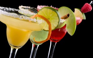 cocktails-glasses-fruit-berries-raspberry-apple-lime-dark-background-cinnamon