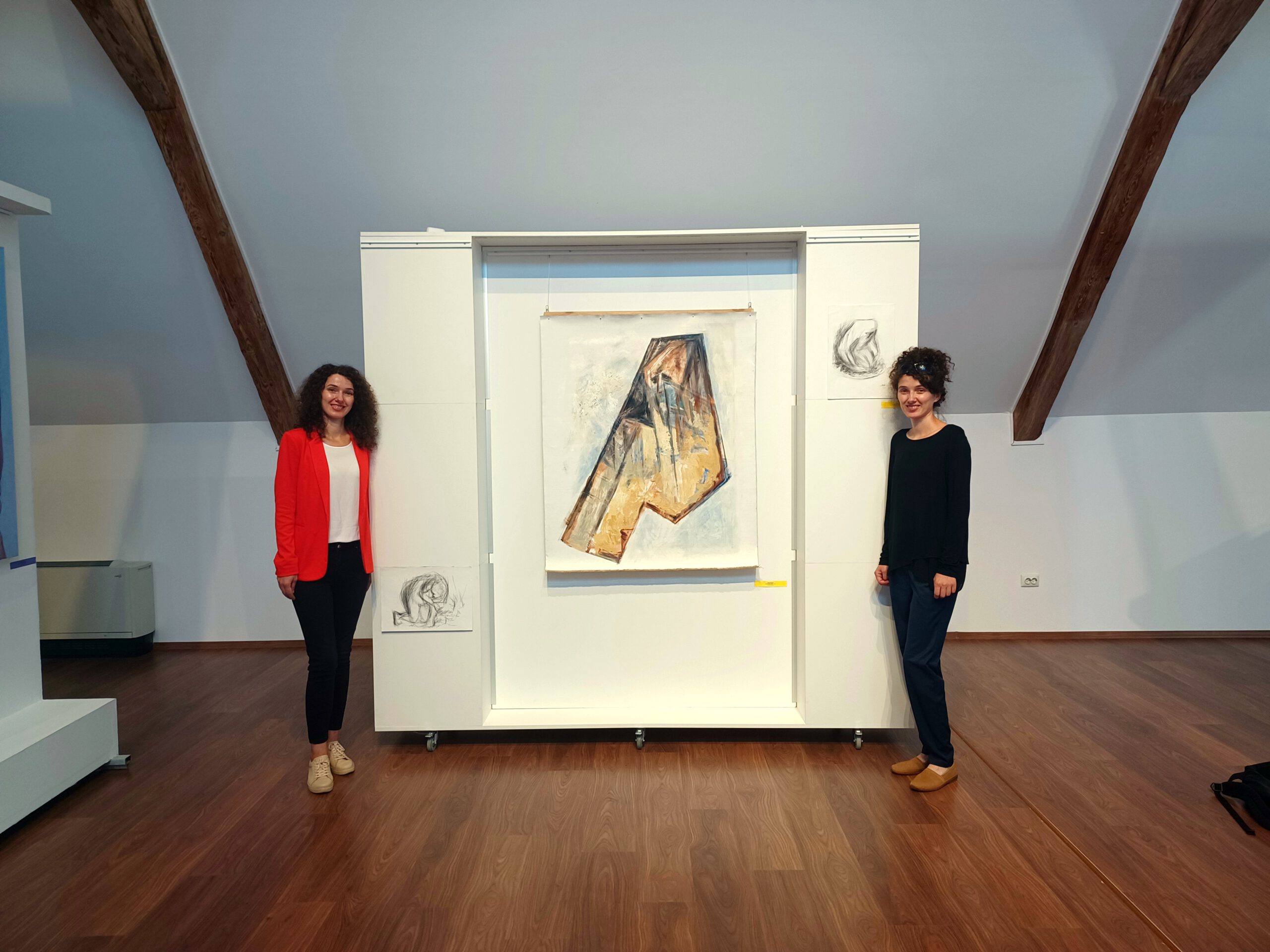 Nora și Nada Stîngu, pictorițele gemene revin la RomâniaVipPress cu expoziția „Autoportretul unui deceniu”!